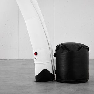 Fuß eines weißen Luftpavillons, beschwert mit einer Wasserballastierungstonne