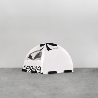 Weißes Zelt von Aerise auf hartem Untergrund befestigt mit Seitenwandballastierungen