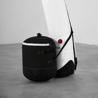 Weißer Fuß eines aufblasbaren Zelts beschwert mit einer Fußballastierung