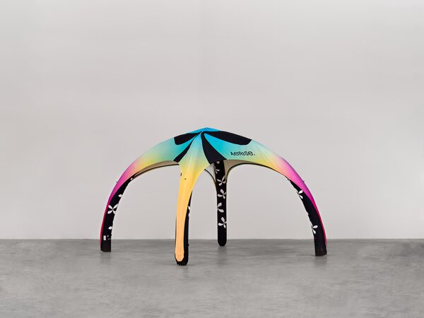 Aufblasbares Zelt mit bunt bedrucktem Dach und Luftschläuchen mit Logodruck