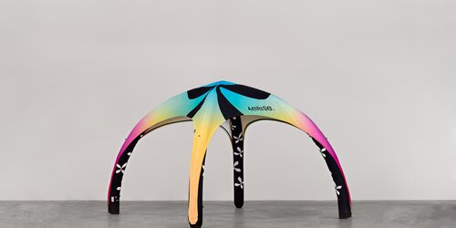 Aufblasbares Zelt mit bunt bedrucktem Dach und Luftschläuchen mit Logodruck