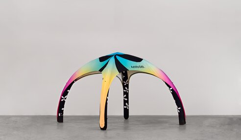 Aufblasbares Zelt mit bunt bedrucktem Dach und Luftschläuchen mit Logodruck