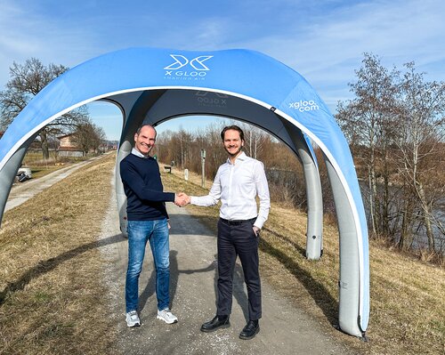 Die Verantwortlichen von X GLOO und Zingerle schütteln sich im Rahmen der Firmenübernahme die Hand