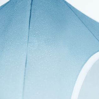 Hellblauer Stoff von aufblasbarem Zelt mit feinen Wassertropfen