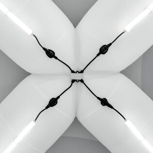 Die LED-Leisten können ohne Werkzeug unter dem Dachkreuz der aufblasbaren Zelte von Aerise montiert werden.