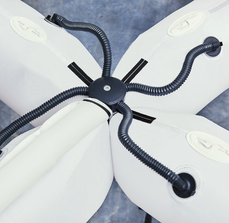 Schläuche und Verbindung des One-Pump-Systems in Dachkreuz eines aufblasbaren Zelts