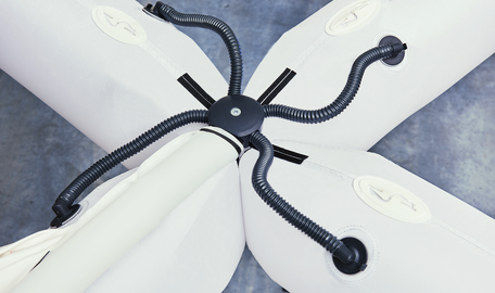 Schläuche und Verbindung des One-Pump-Systems in Dachkreuz eines aufblasbaren Zelts