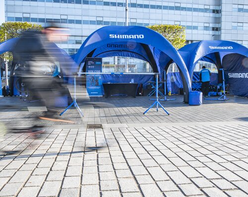 Aufblasbare Zelte der Marke Shimano, die in Glasgow für Promotionzwecke genutzt werden
