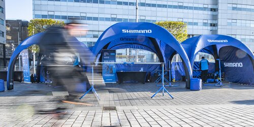 Aufblasbare Zelte der Marke Shimano, die in Glasgow für Promotionzwecke genutzt werden