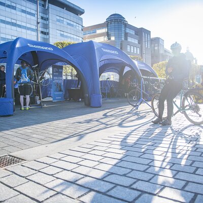 Blaue aufblasbare Zelte, gebrandet mit der Marke Shimano, Gegenlicht