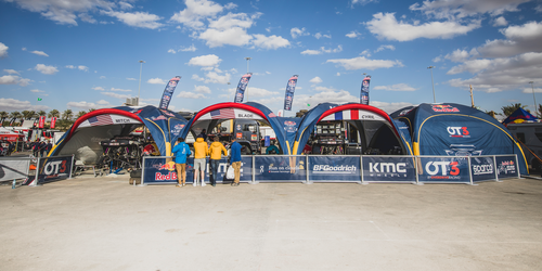 Vier aneinandergereihte Luftpavillons mit personalisierter Markenbedruckung