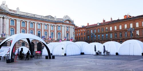 Aufblasbare Zelte von Aerise in verschiedenen Größen in der Farbe Weiß, die meisten davon mit Seitenwand mit geschlossener Tür