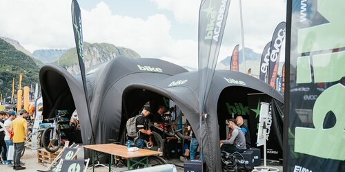 Zwei verschieden große aufblasbare Eventzelte in Schwarz, Logodruck auf dem Dach und den Seitenwände