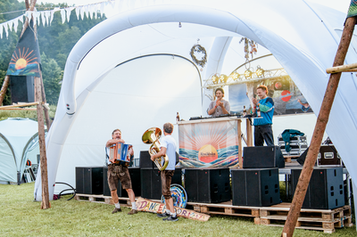 Aufblasbares Eventzelt 7x7 mit Seitenwänden und Vordach wird als Bühne für Musikanten verwendet. Tagaufnahme,